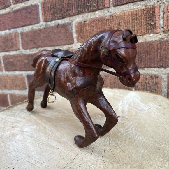 Vintage 8” Leather Wrapped Kneeling Horse Figurine, With Reins & Saddle - Picture 11 of 16